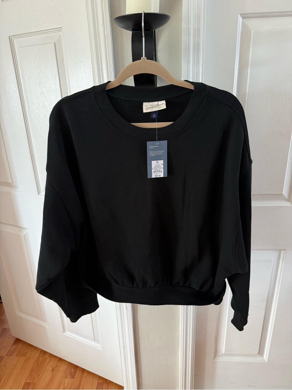 Universal Thread Black Crewneck Cropped Sweatshirt